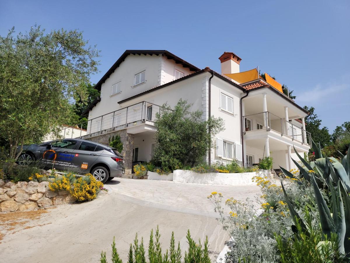 Apartments Chiara Mit Meerblick Und Pool Und Jacuzzi Lovran Exterior foto