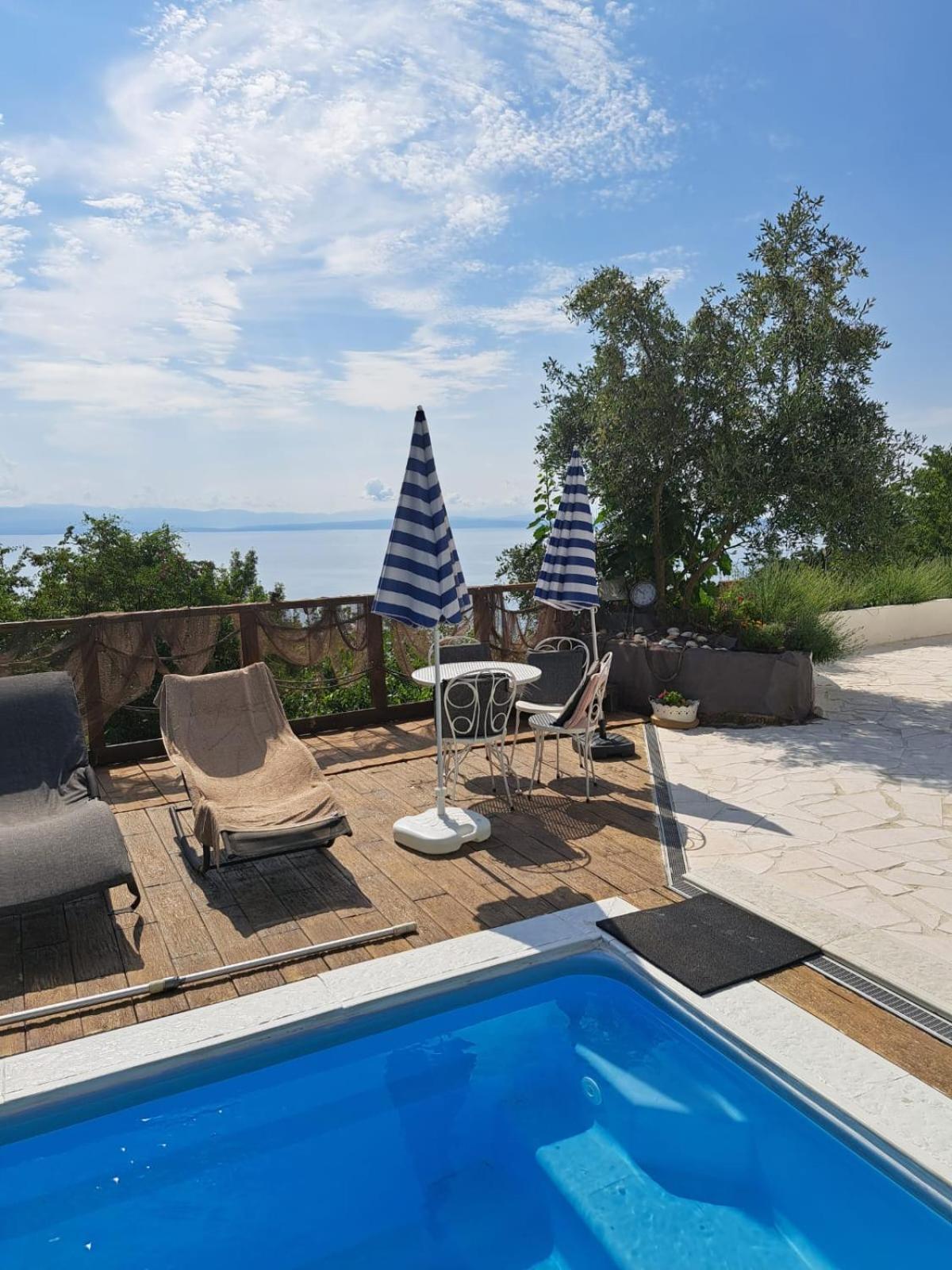 Apartments Chiara Mit Meerblick Und Pool Und Jacuzzi Lovran Quarto foto
